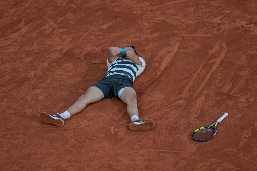 Carlos Alcaraz che festeggia dopo la vittoria del match