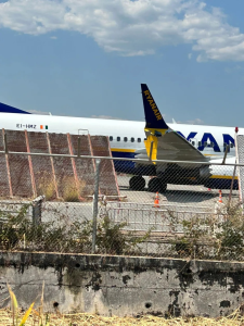 Boeing Ryanair si schianta in pista a Kalamata: ala distrutta e panico tra i passeggeri
