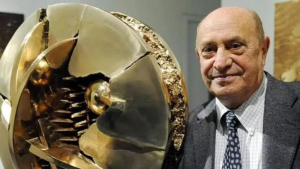 Arnaldo Pomodoro è morto: addio al genio delle sfere di bronzo | Dove rivedere i suoi omaggi su Mediaset Play