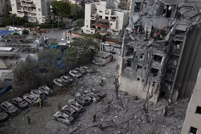 Bombardamenti Tra Iran e Israele dopo il cessate il fuoco