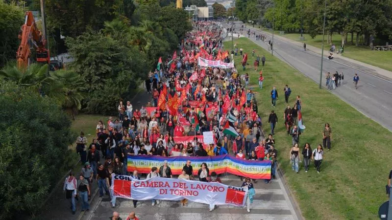 Sciopero e manifestazioni a Torino oggi: corteo da 100mila persone, assalto a Leonardo e proteste alle OGR